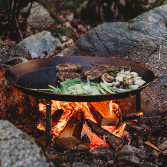 GrillSymbol utomhus stekhäll med ben, ø 58 cm